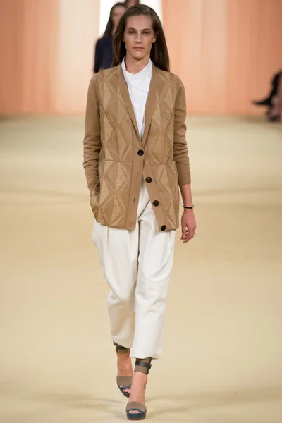 Look 16